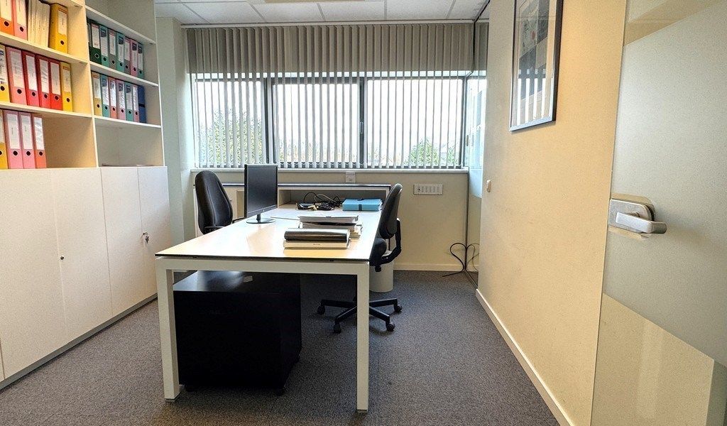 Ingedeelde kantoorruimte met visibiliteit te huur in Sint-Martens-Latem foto 6