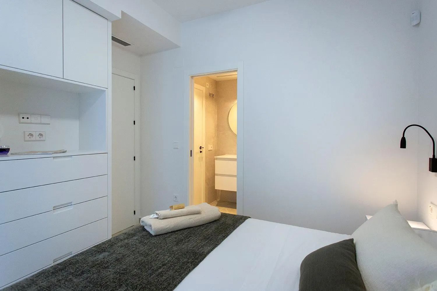Strak design en strandleven gecombineerd: instapklare luxe woning in hartje Torre de la Horadada foto 20