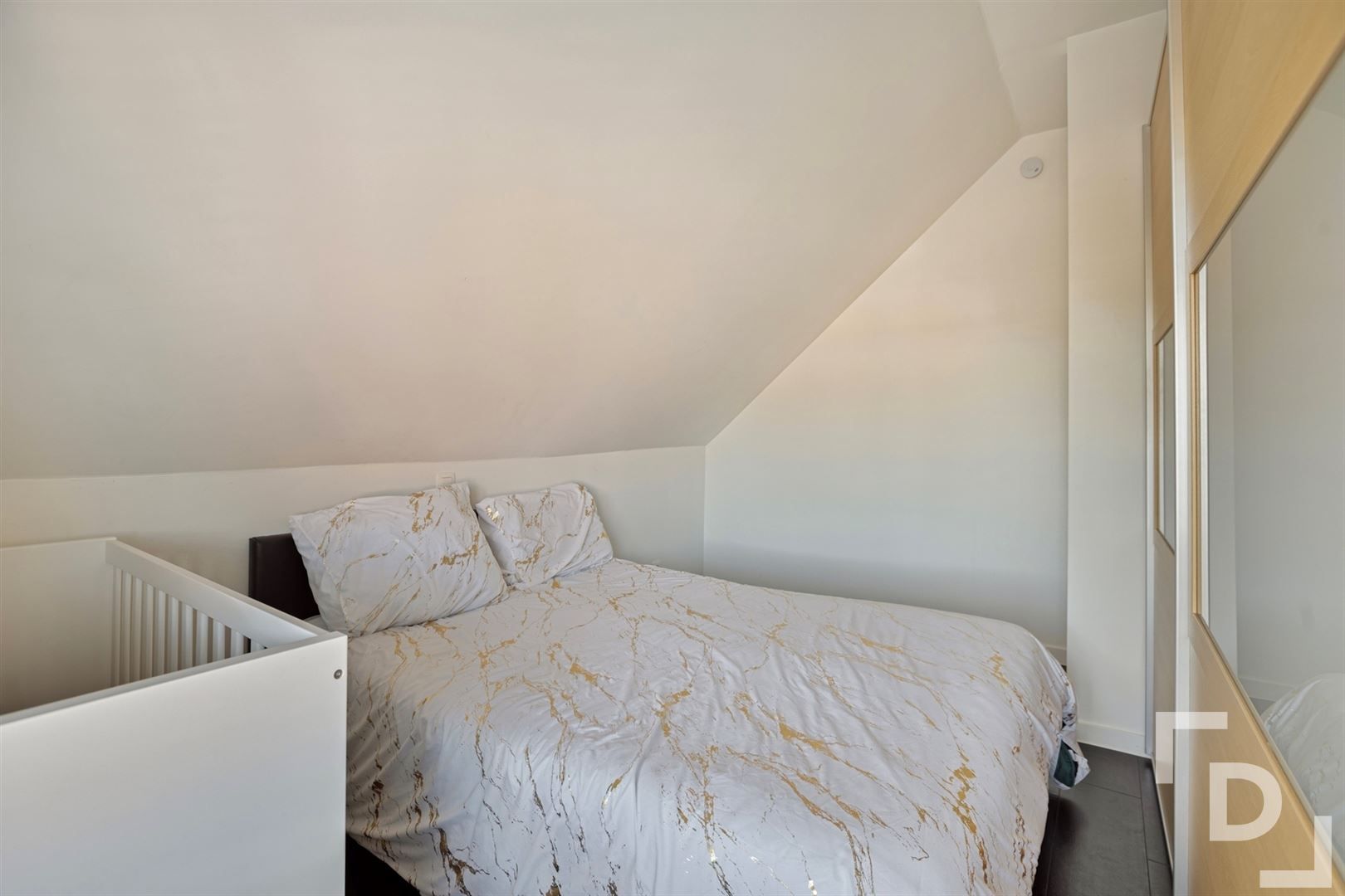 Volledig gerenoveerd, compact huis in Vlamertinge. foto 14