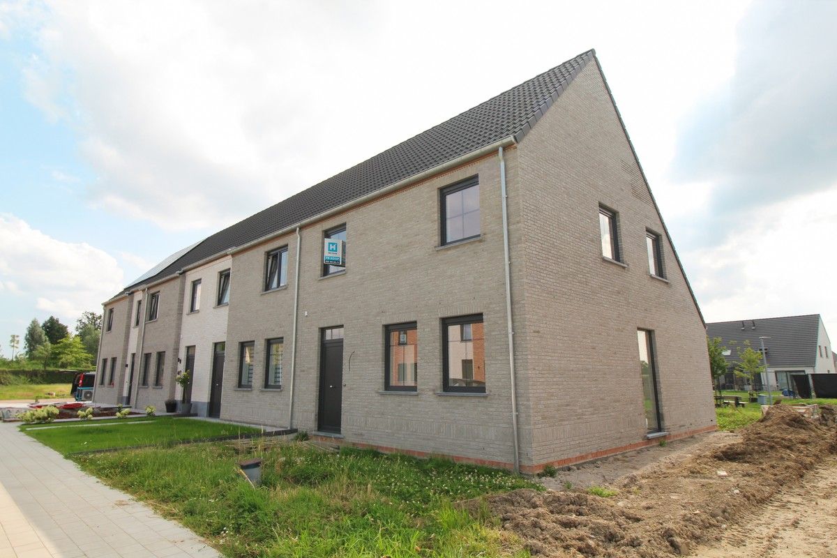 In de Graanstraat te Meulebeke trekt Hectaar deze 4 hedendaagse nieuwbouwwonignen op, tijdloos en voorzien van alle comfort. foto {{pictureIndex}}