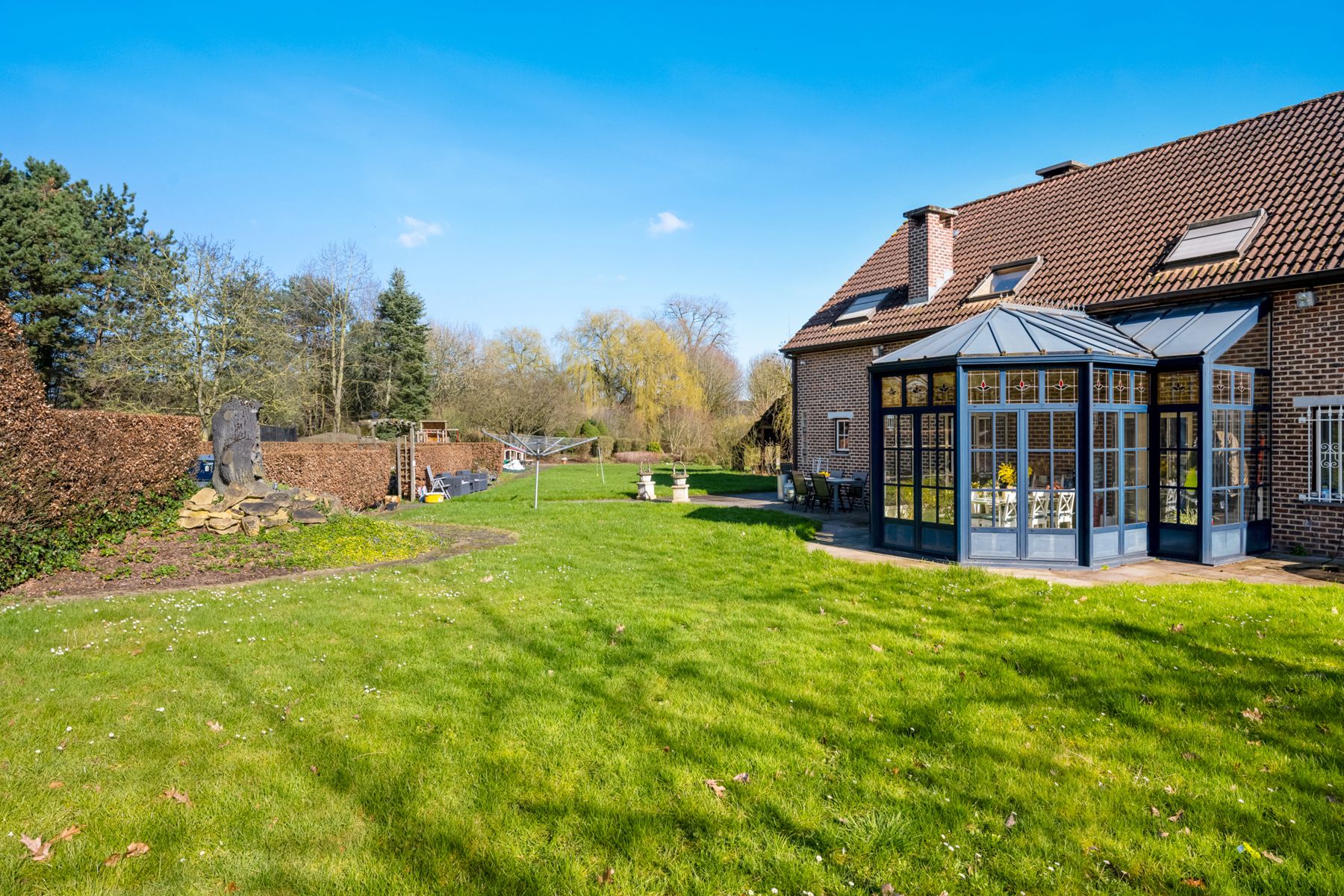 Unieke vierkantshoeve met woonhuis, kantoren en loodsen foto 24