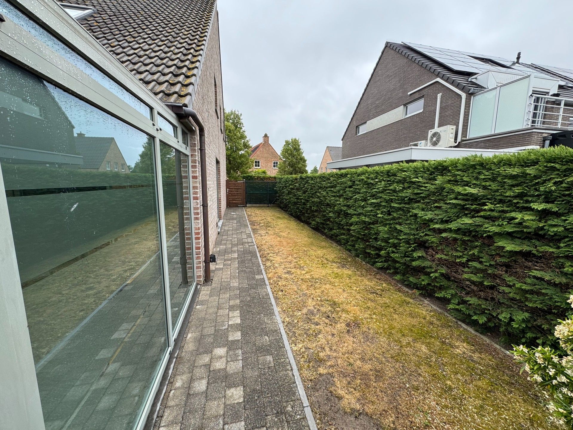 Verzorgde halfopen bebouwing in een rustige, doodlopende straat nabij het centrum van De Haan. foto 10