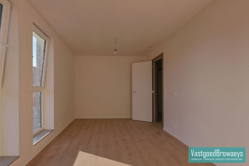 HOB met garage en zonrijke tuin nabij tal van verbindingswegen foto 5