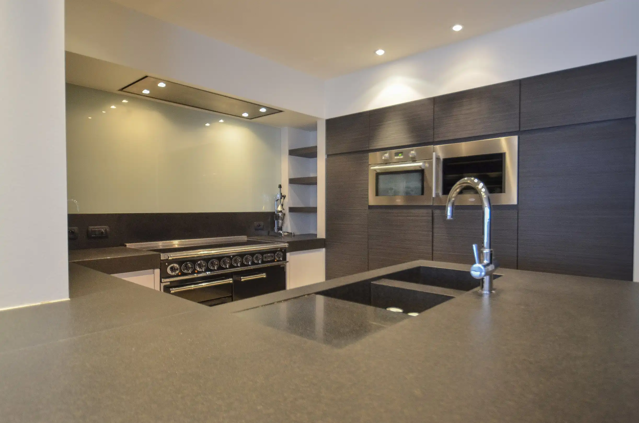 Topaanbieding – Uitzonderlijk ruim appartement in stijlvolle residentie. foto 9