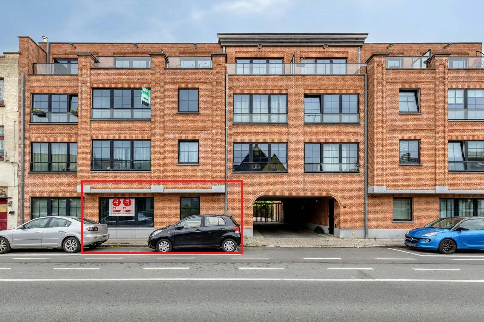 Instapklaar 1-slaapkamerappartement met garagebox in centrum Eeklo foto {{pictureIndex}}