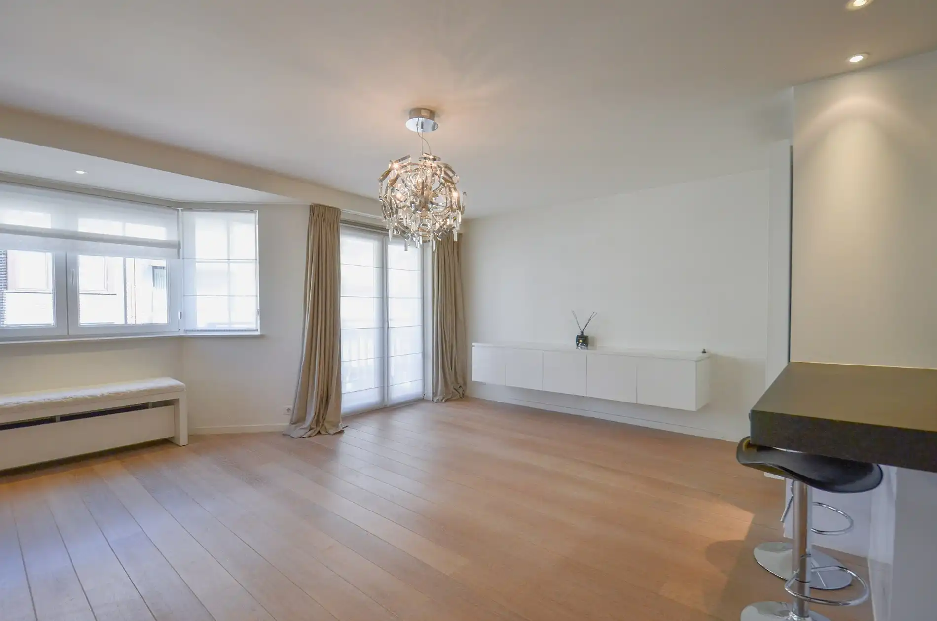 Topaanbieding – Uitzonderlijk ruim appartement gelegen in een stijlvolle residentie. foto 13