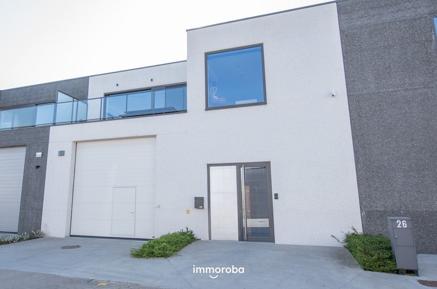 Te Koop in het Saspark te Ooigem: Nieuwbouw KMO-unit (240m²) met prachtige loft (135m²) met zonneterras! foto {{pictureIndex}}