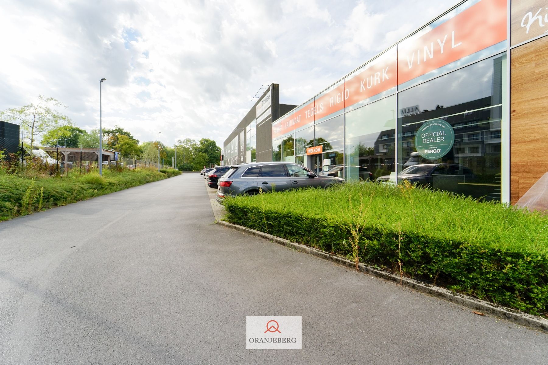 In de schaduw van de IKEA: winkel-magazijn van 750 m² +P! foto 33