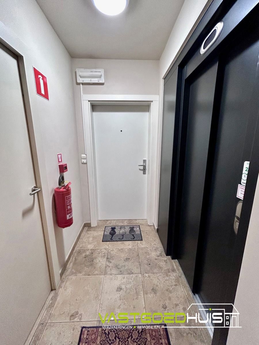 Instapklaar tweeslaapkamerappartement met terras en garage foto 26