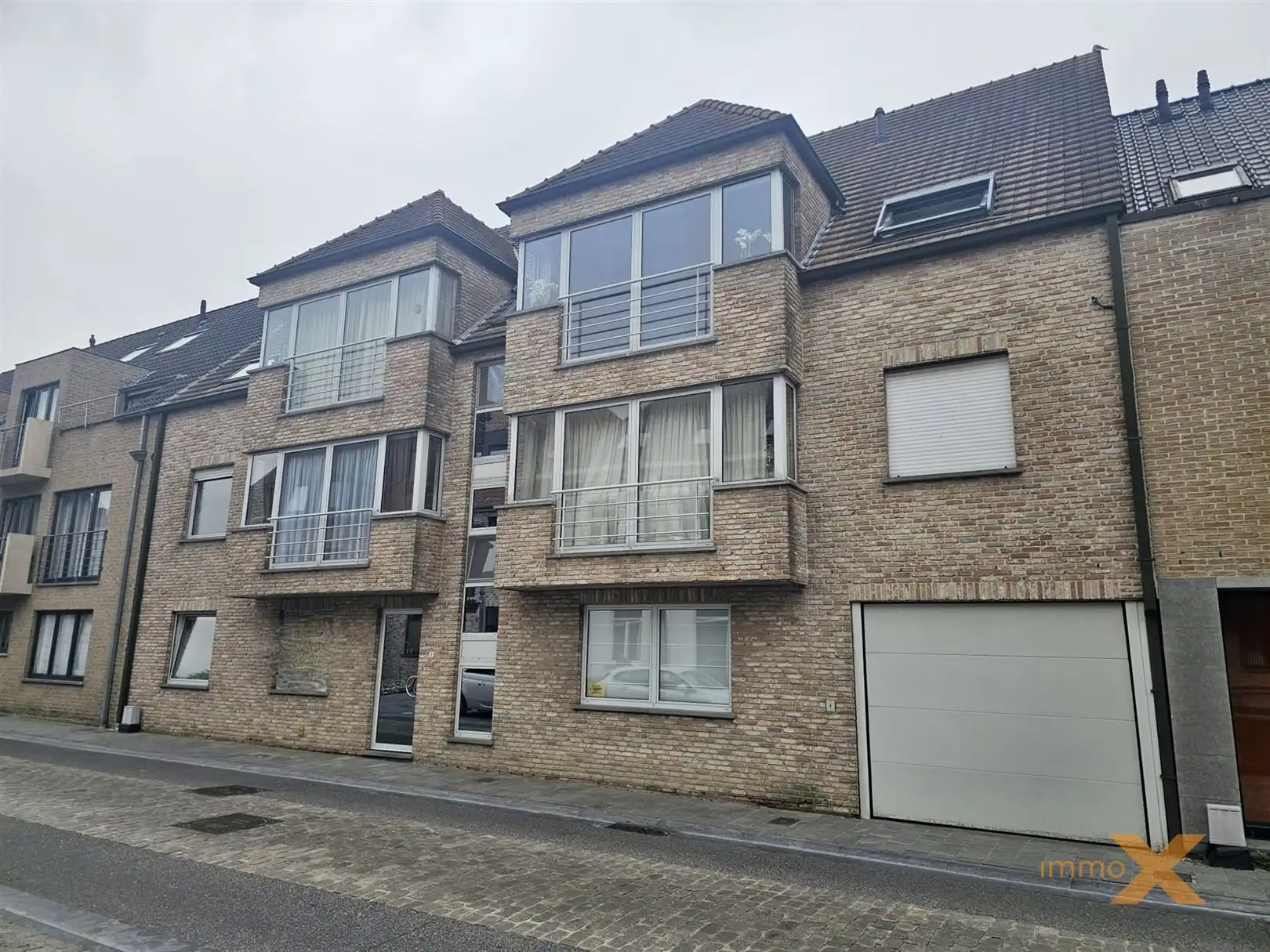 GELIJKVLOERS APP MET GROOT TERRAS EN GARAGE foto 26