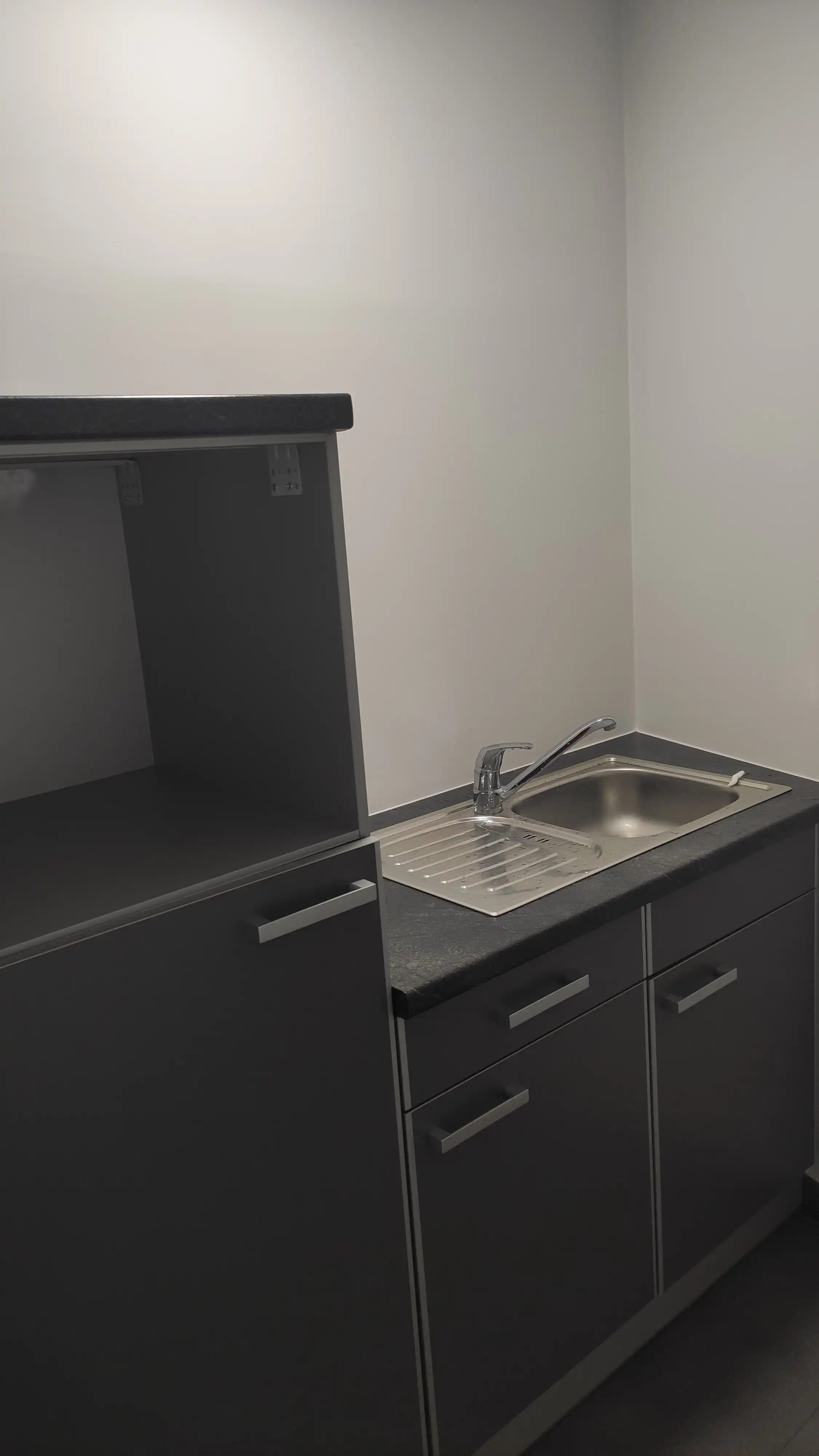 Modern en instapklaar kantoor/handelspand op toplocatie in Peer foto 11