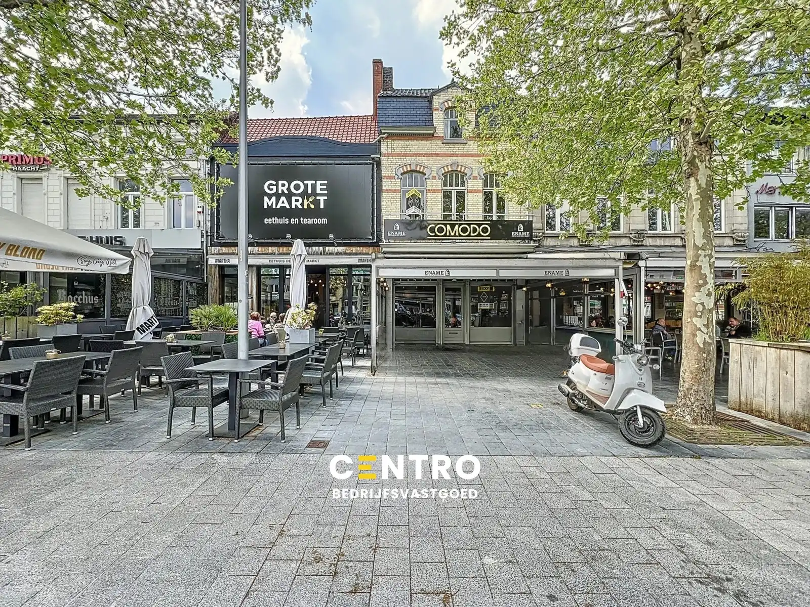 Ruim instapklaar handelspand met te renoveren woning (vroeger café Comodo en ook café Mozart) op de Grote Markt (Izegem) ! foto {{pictureIndex}}