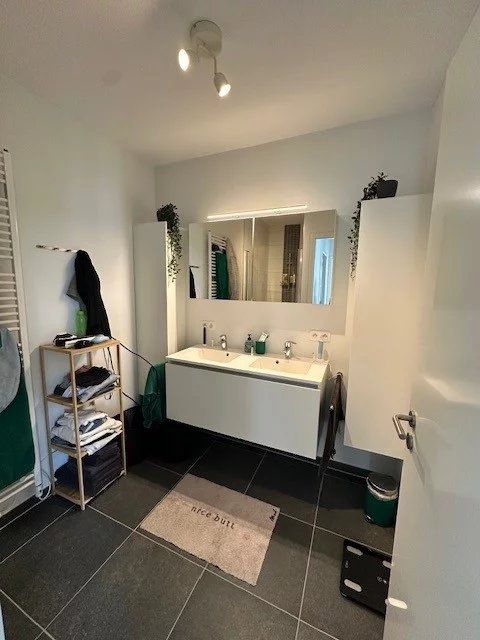 Modern appartement met 2 slaapkamers, terras en 2 ondergrondse staanplaatsen. foto 9