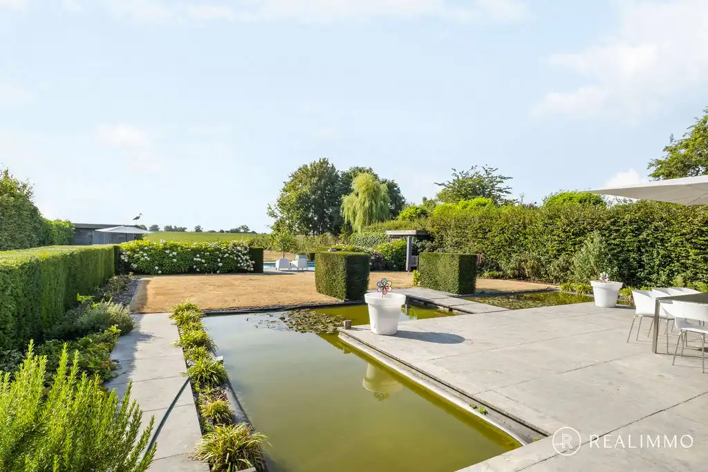 Tijdloze duurzame villa op 1.892m² met zwembad! foto 21