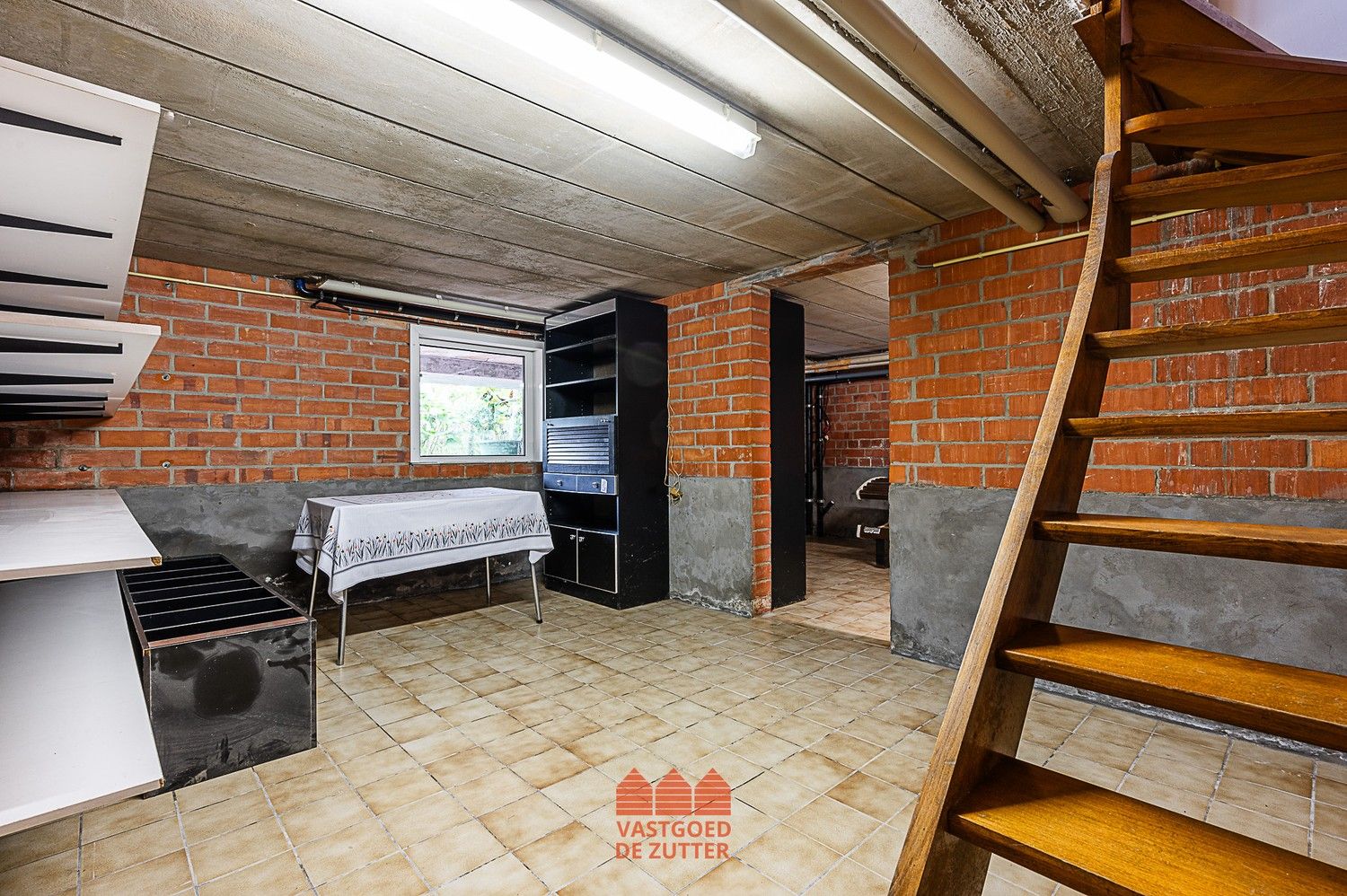 Te renoveren woning met winkel en garage foto 28