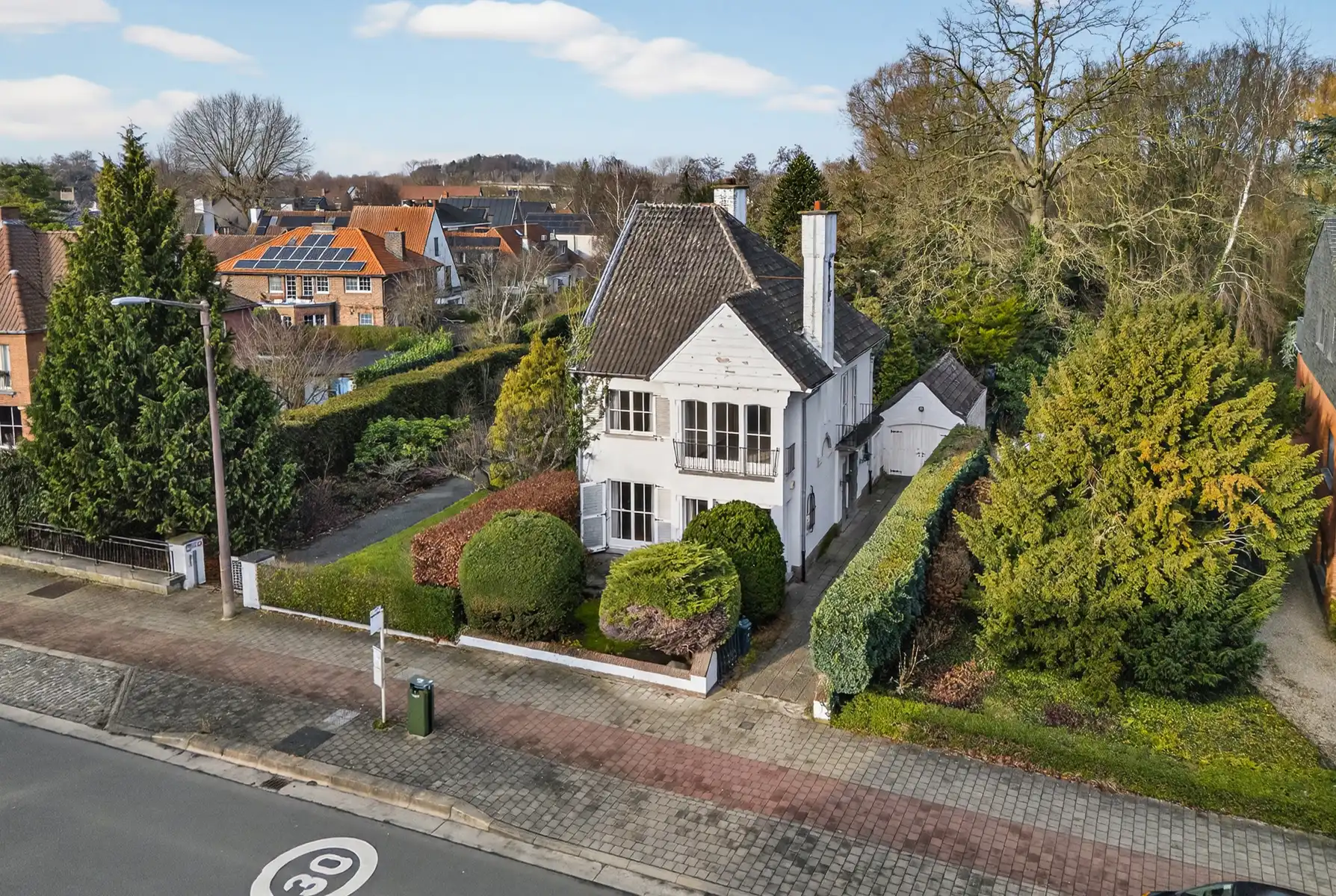 Hoofdfoto van de publicatie: Te renoveren karaktervolle open bebouwing op toplocatie