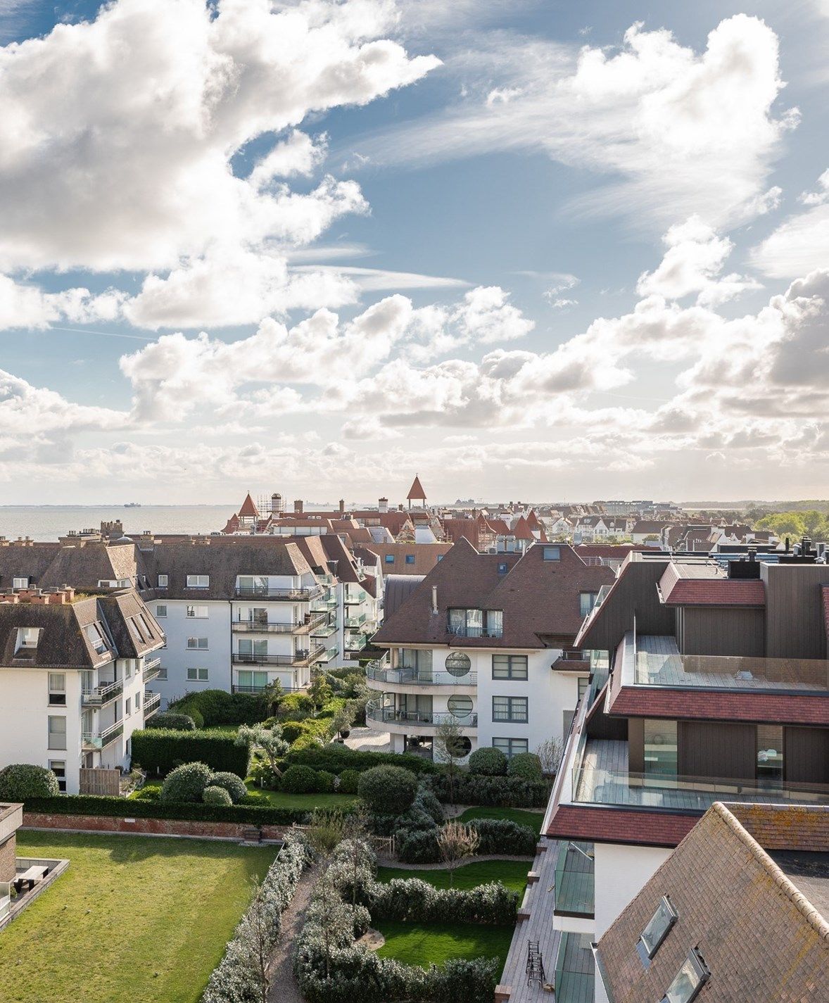 Nieuwbouw duplex appartement met prachtige zichten op de minigolf en zijdelings zeezicht gelegen vlakbij de Kustlaan te Knokke. foto 10