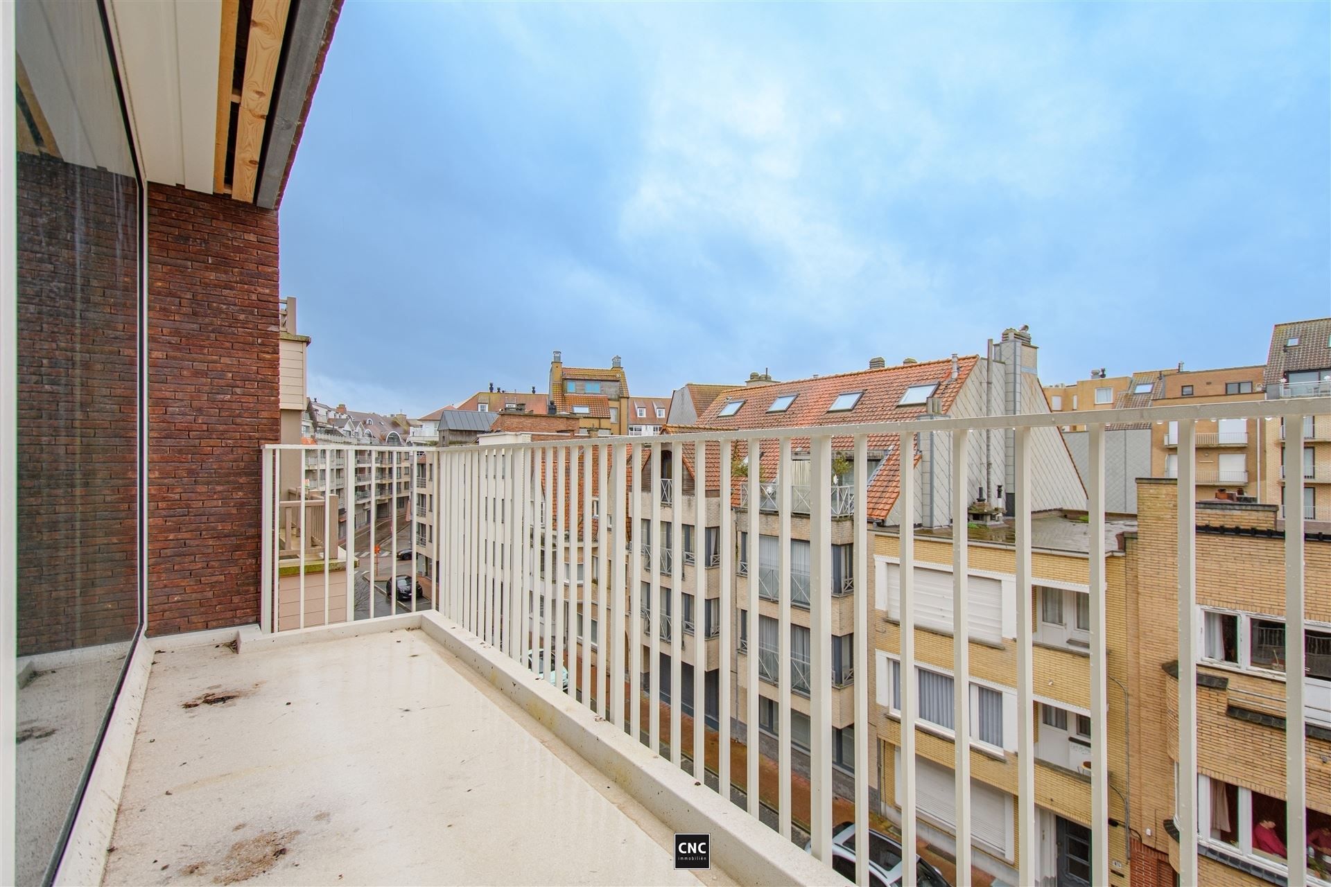 Zonnig en lichtrijk nieuwbouwappartement met 2 slaapkamers in het centrum van Knokke, in een zijstraat van de Dumortierlaan. foto 6