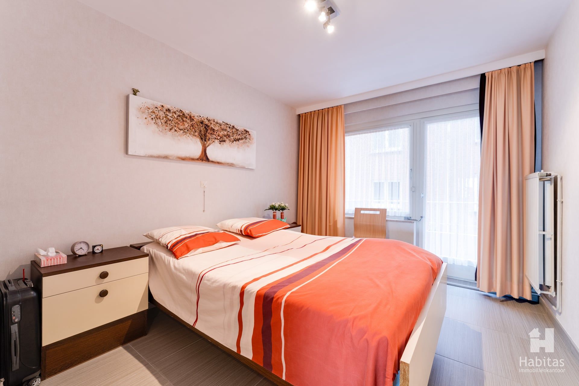 Bijzonder ruim en vernieuwd appartement met breed frontaal zeezicht foto 8