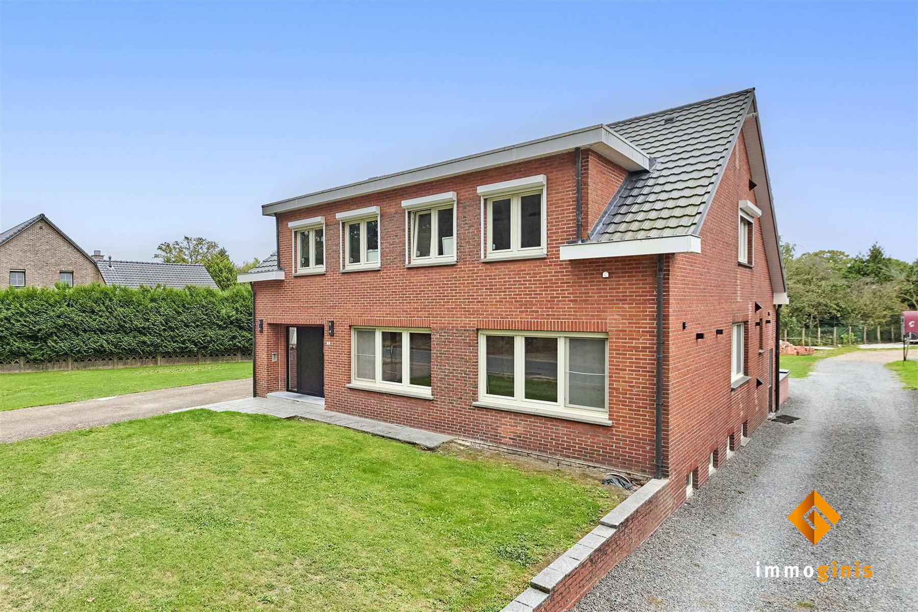 Ruime, gerenoveerde woning met 6 slaapkamers en loods (180m²) op een perceel van 71a44ca. foto 22