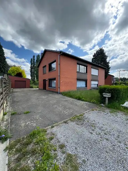 Halfopen gezinswoning met 3 slaapkamers en een grote tuin. foto 11
