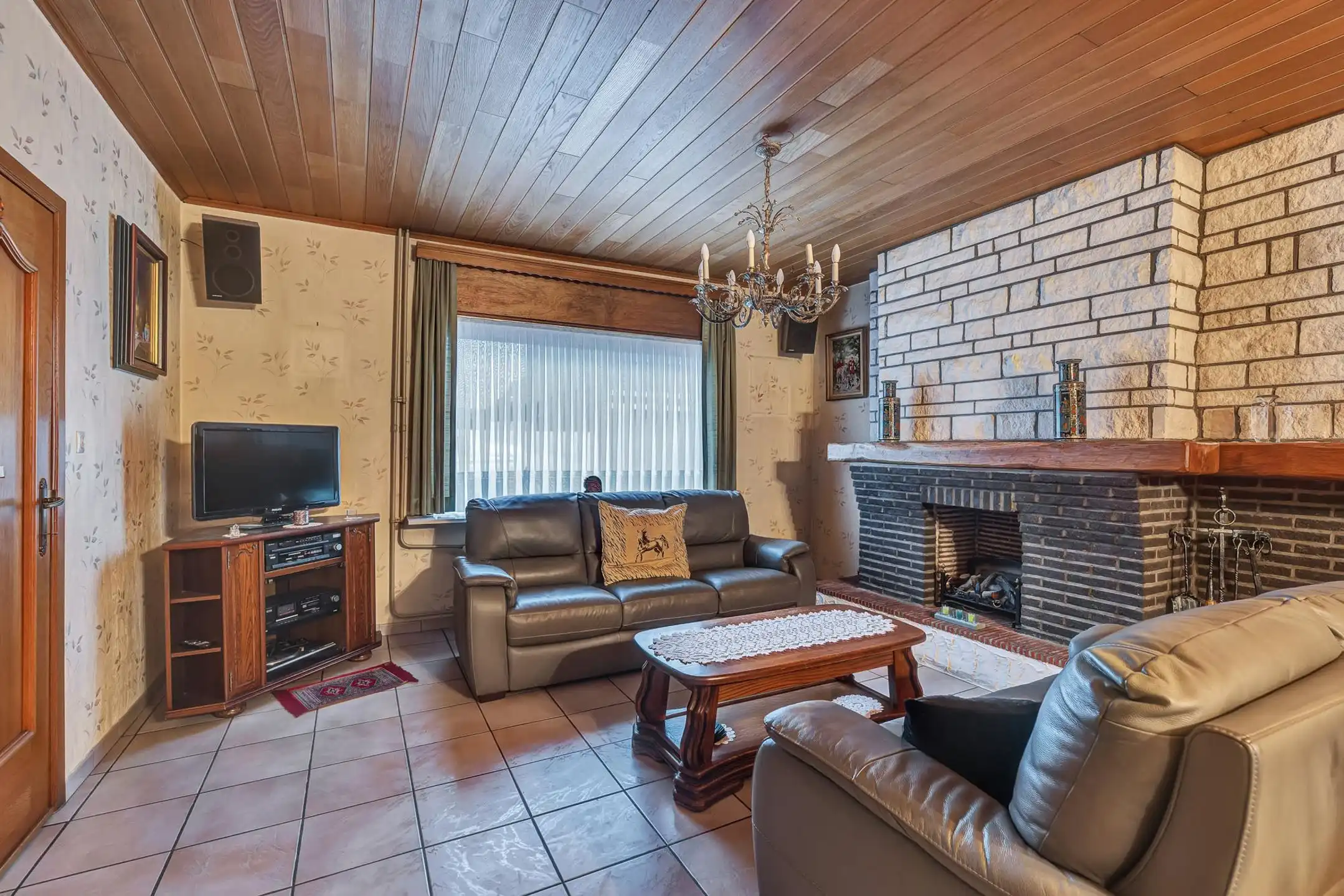 Ruime te renoveren woning met garage en veel potentieel foto 6