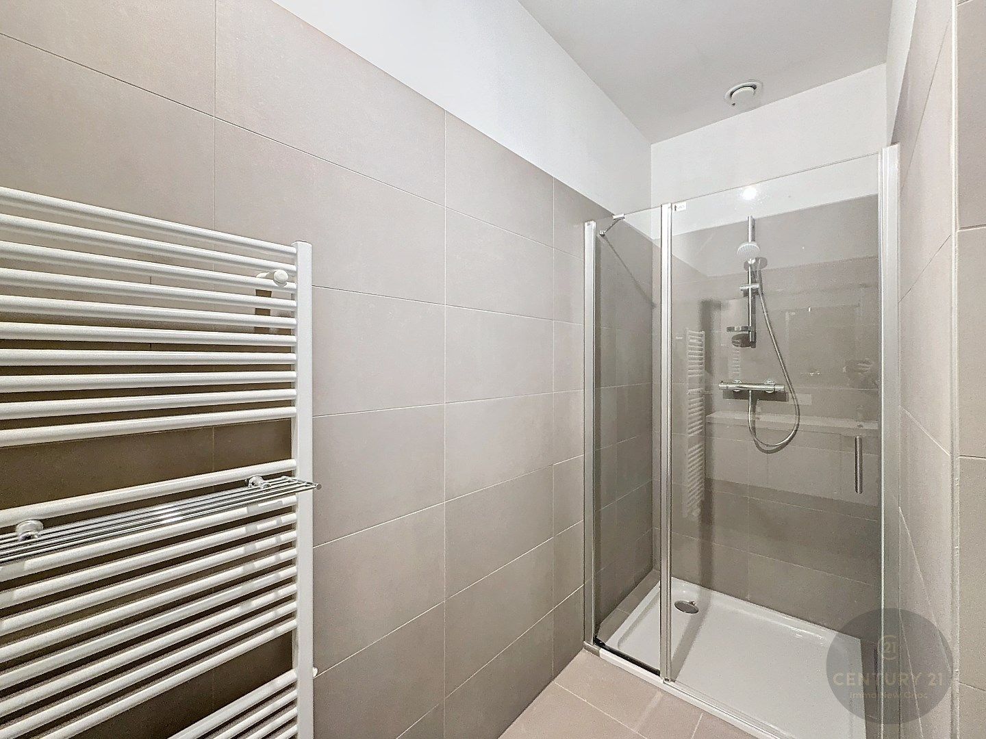 SUBLIEM nieuw 2 slaapkamer app met TERRAS! foto 10