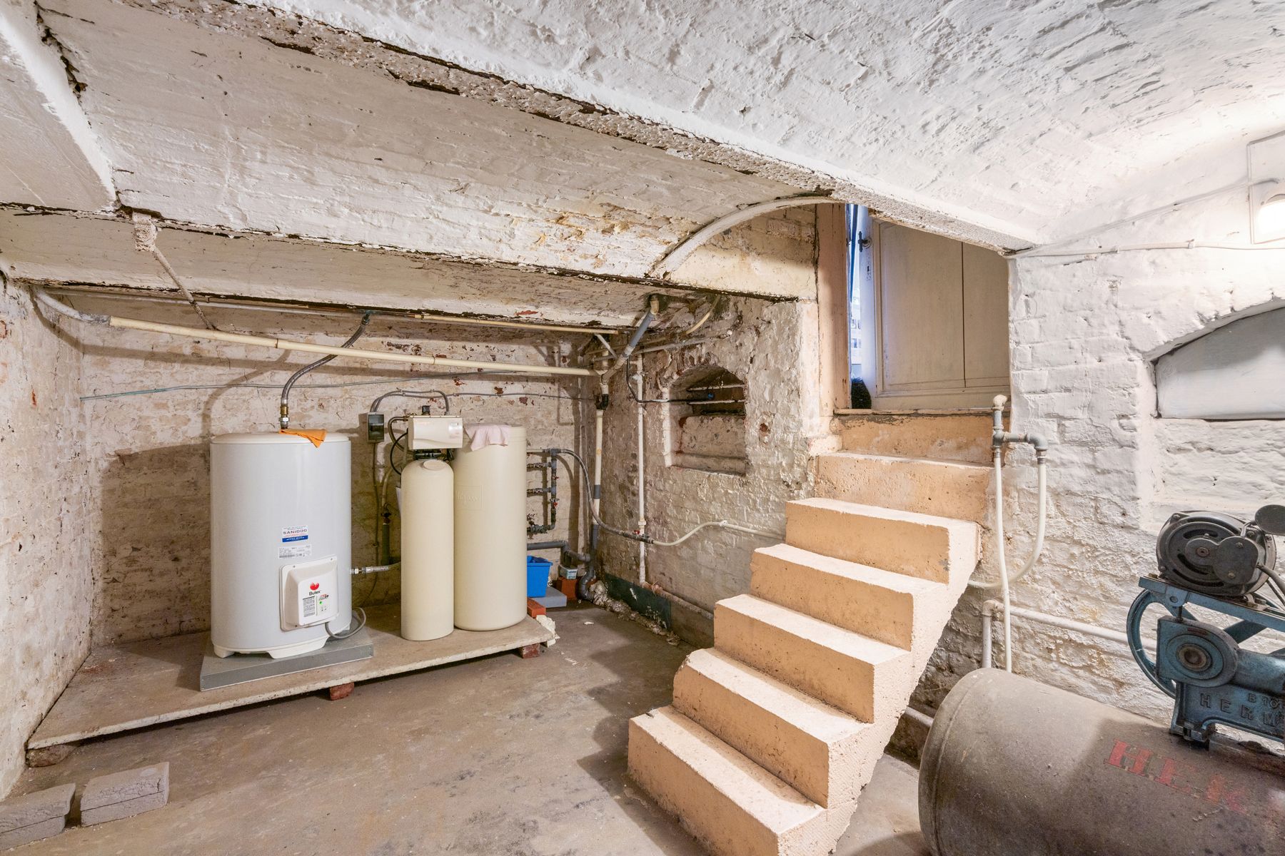 Te renoveren woning met 4 slaapkamers en mooie tuin in het rustige Haaltert foto 18