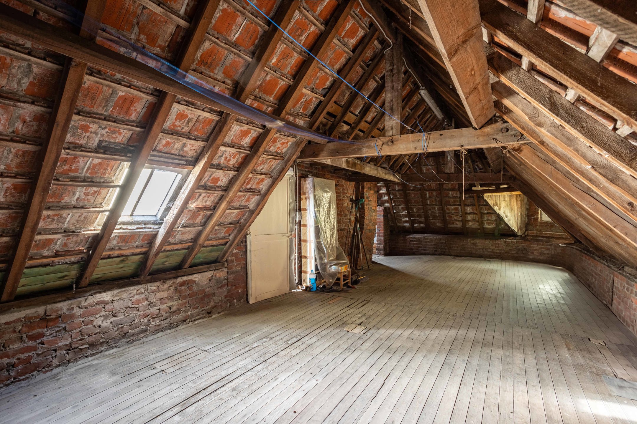  Verassend ruime, te renoveren woning in Ronse foto 18