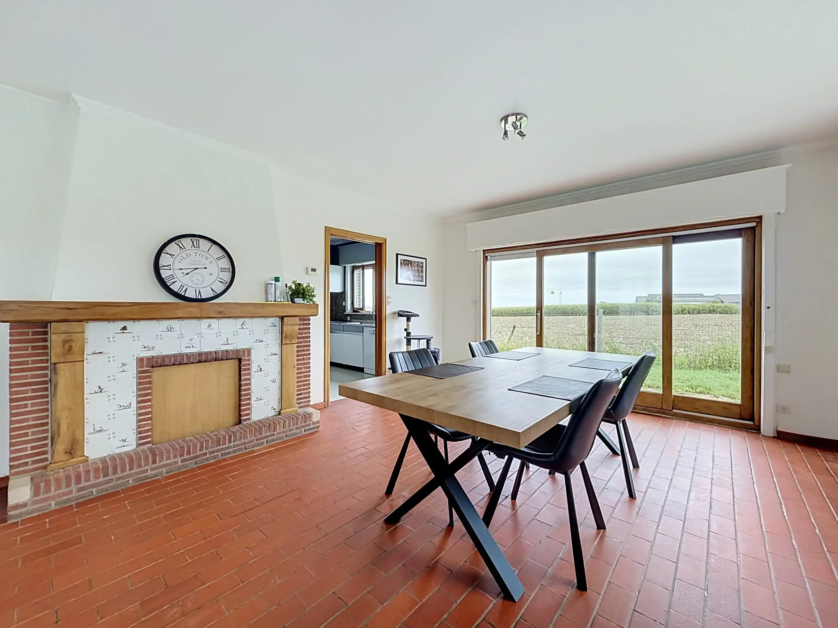 Landelijk gelegen gelijkvloerse villa te huur in Zonnebeke met 2 slaapkamers, garage, grote tuin en prachtig uitzicht! foto 6