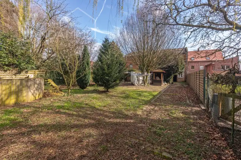 Magazijn/LOFT van +/- 300m² op een totale oppervlakte van 1826m² gelegen in woongebied. Mogelijkheid tot maken van grote loft/ 2 woningen/ ....onder voorbehoud goedkeuring stedenbouw! foto 6