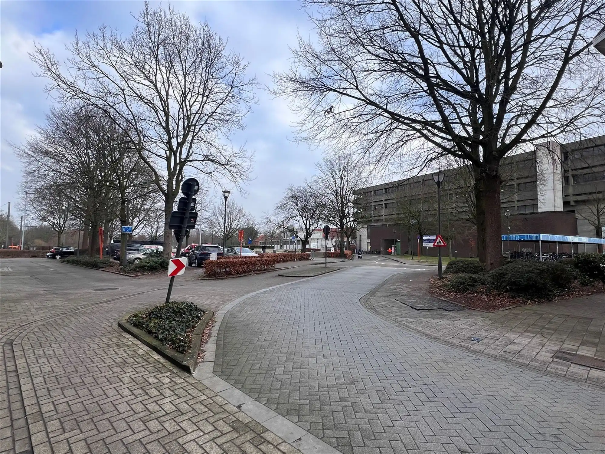 Gerenoveerde ruime gezinswoning met 4 slpks foto 3