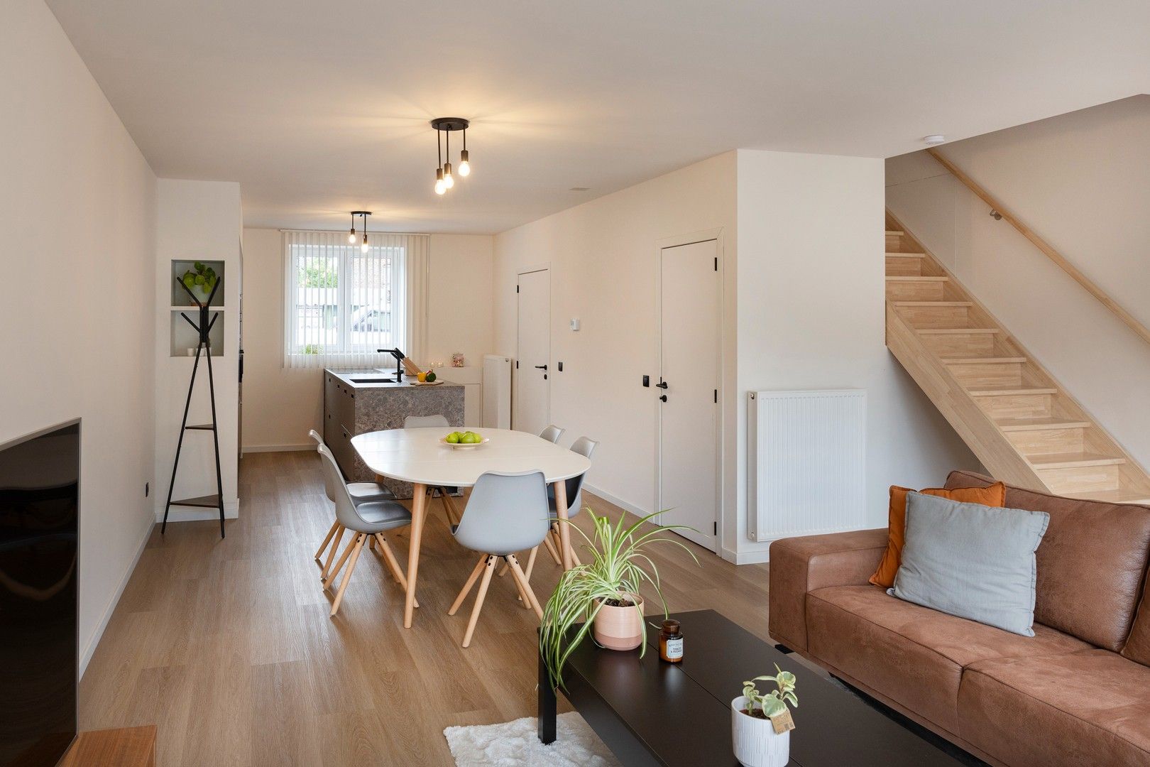 Zeer recente woning met 4 slaapkamers, tuin en garage. foto 3