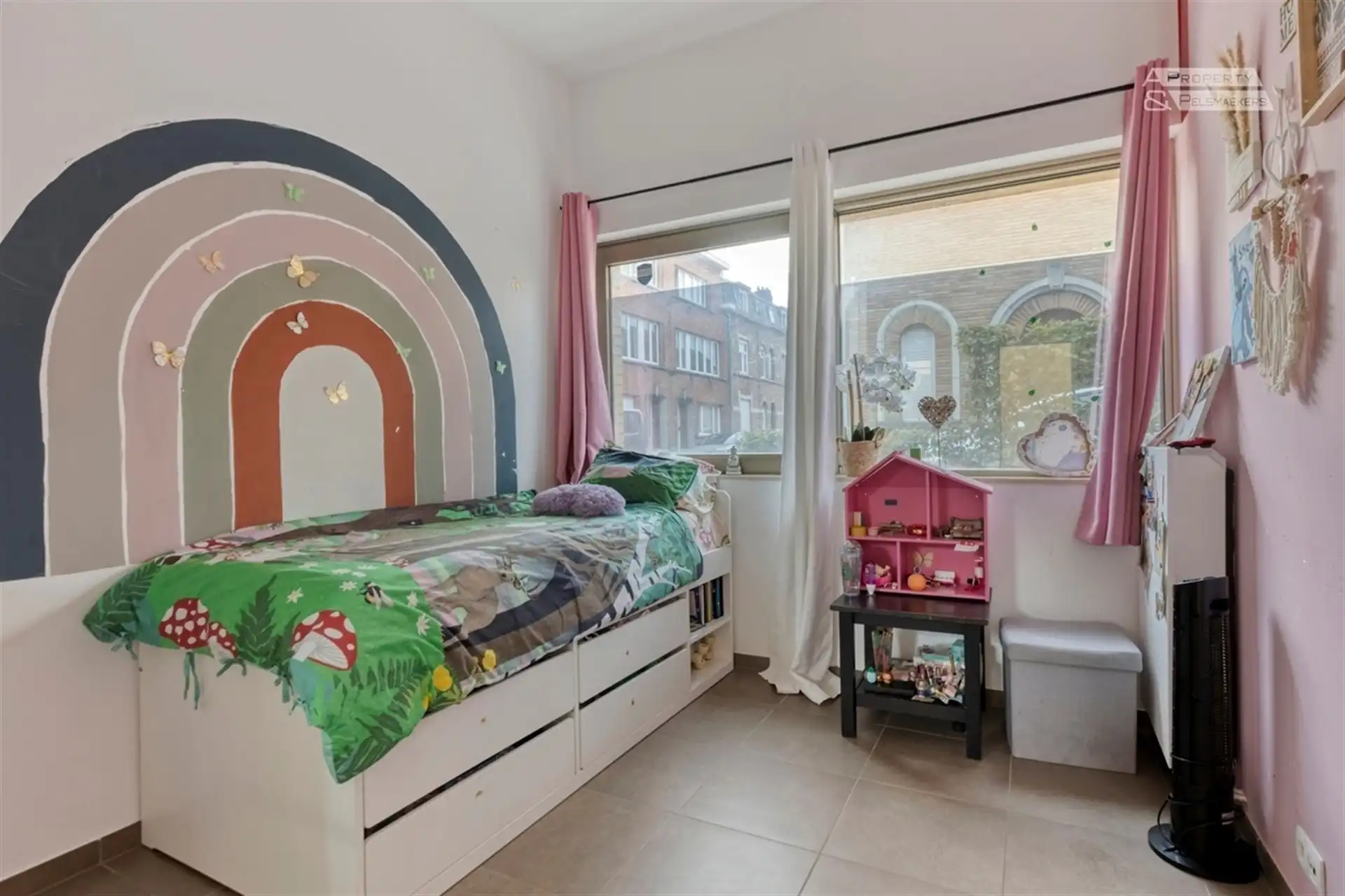 Instapklare gezinswoning met 3 slaapkamers, terras, voortuin en parking foto 12