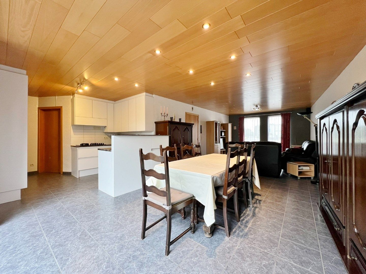 Instapklare woning met garage en ruime koer/tuin op centrale ligging te Ieper foto 4