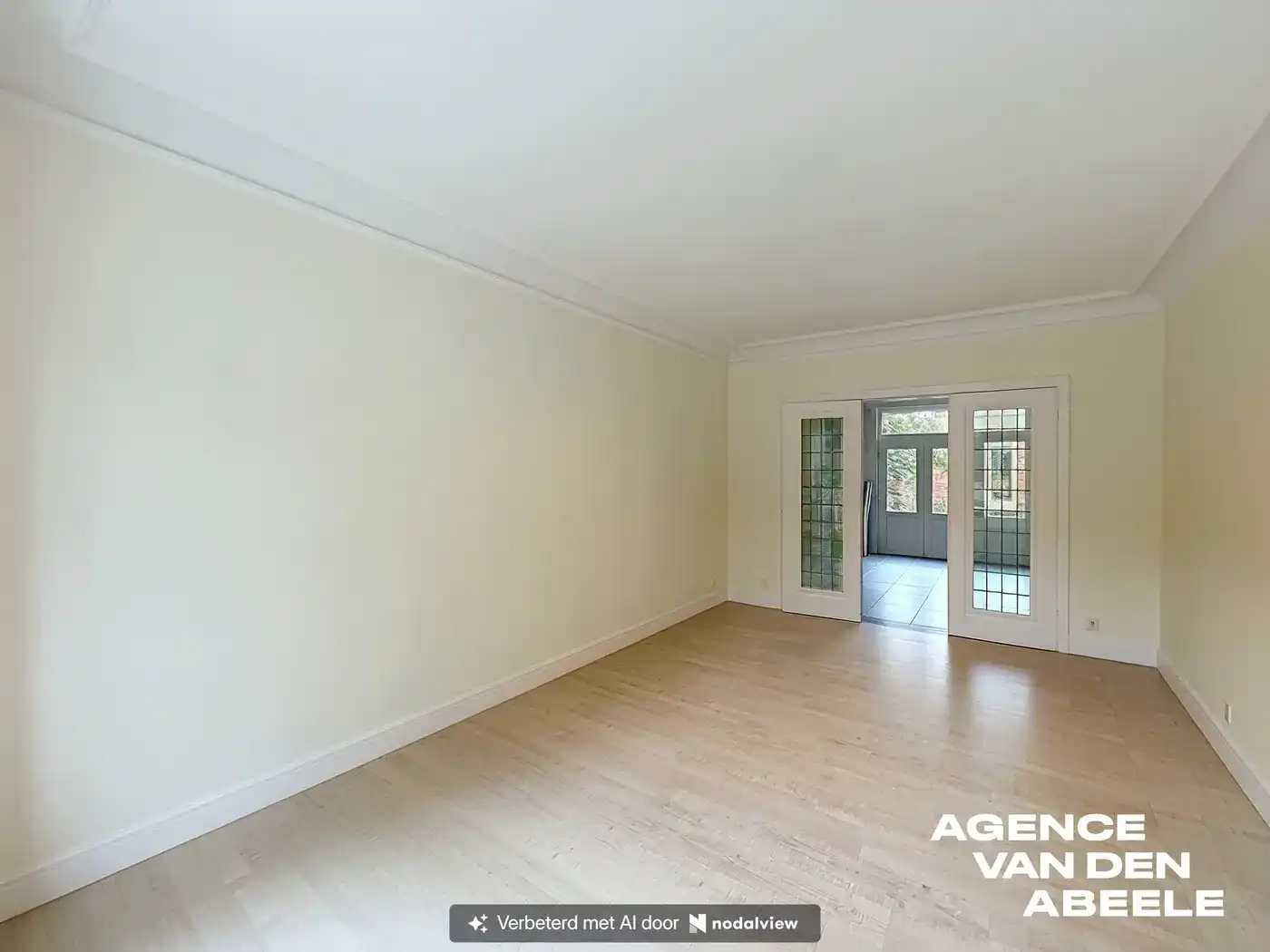 Zeer ruime burgerswoning met 4 slaapkamers en groot terras nabij de Smedenpoort   foto 4