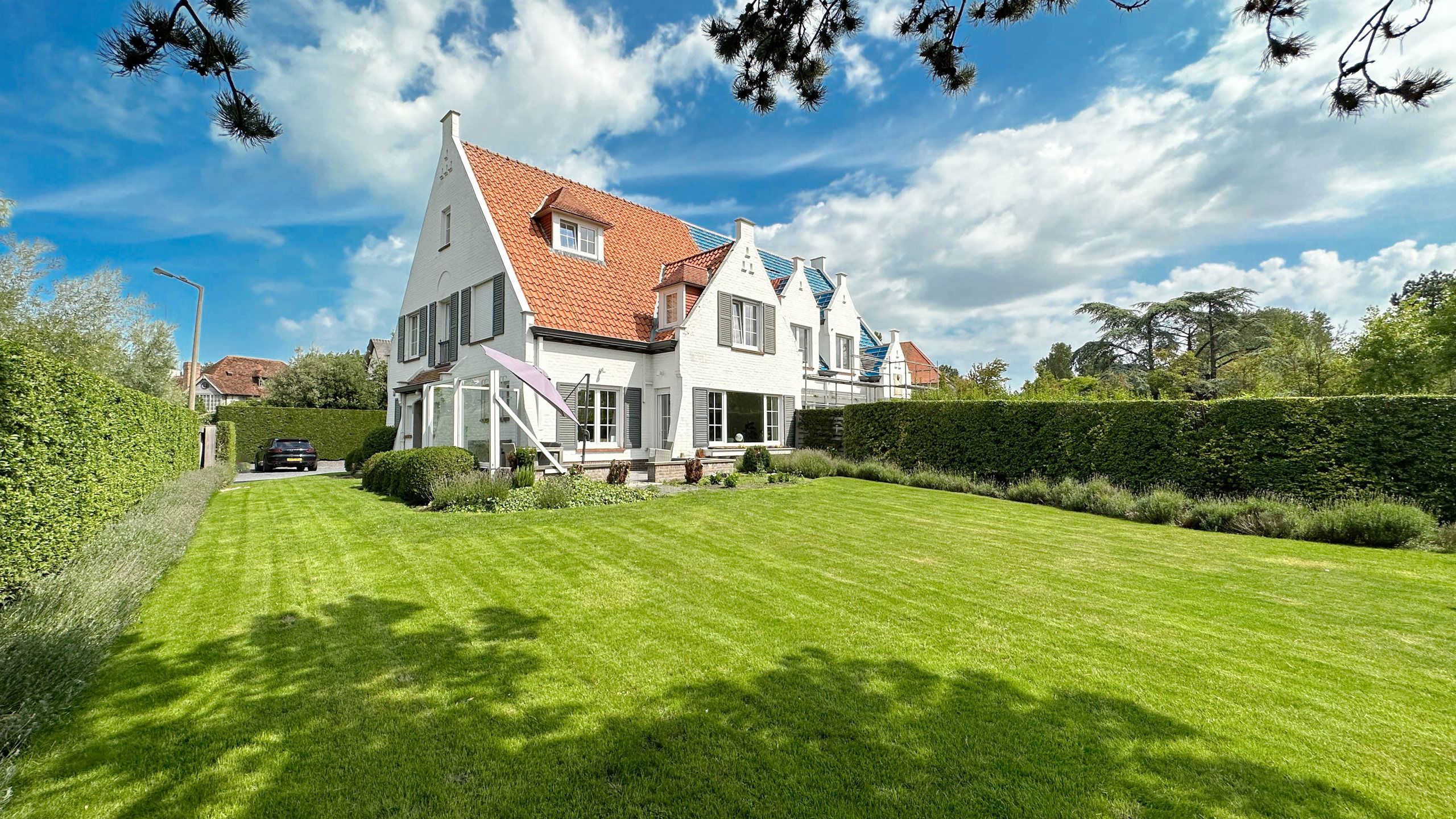 Koppelvilla in typische Zoutestijl, gelegen aan de Minigolf. foto 1