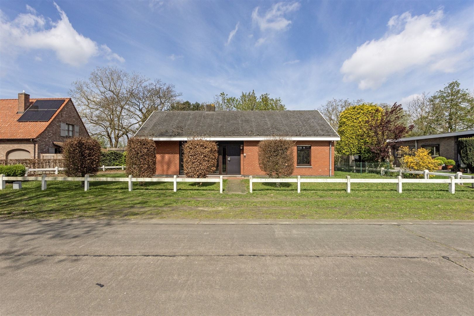 RUSTIG GELEGEN BUNGALOW MET GARAGE foto 1