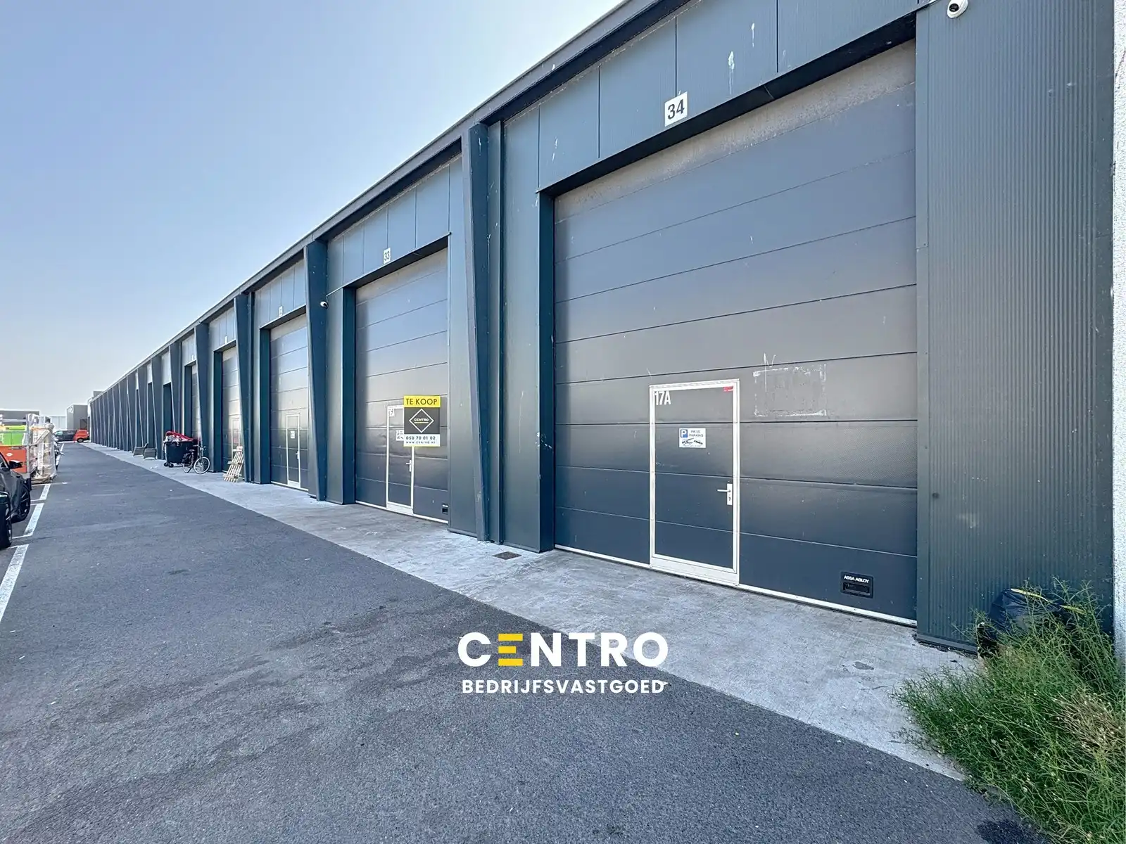 Instapklare KMO-unit (190m²) met tussenverdieping (60m²) en 2 voorbehouden parkeerplaatsen te koop in Middelkerke foto {{pictureIndex}}