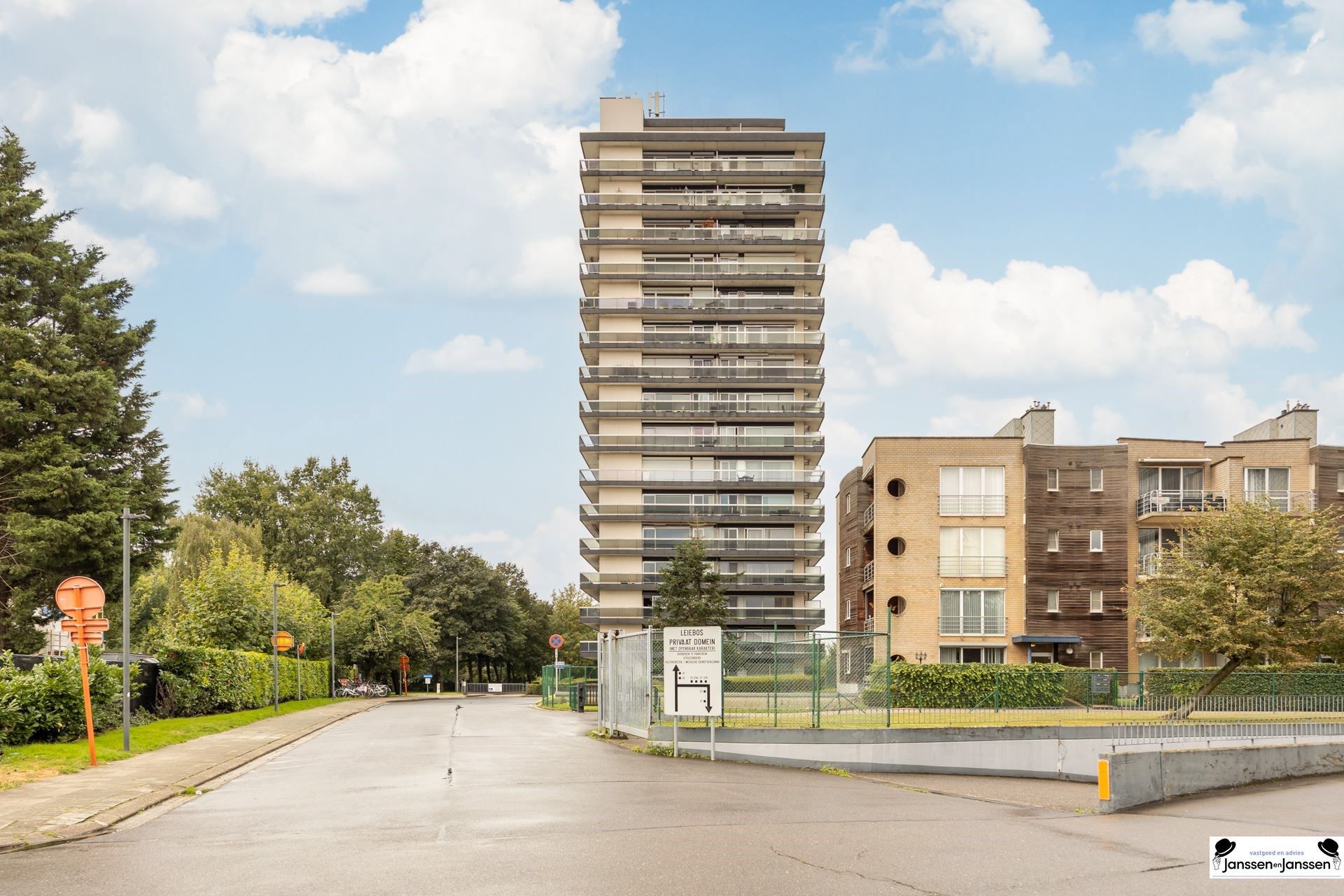 Verhuurde studio met prachtig uitzicht op de 14e verdieping in Merksem foto 2