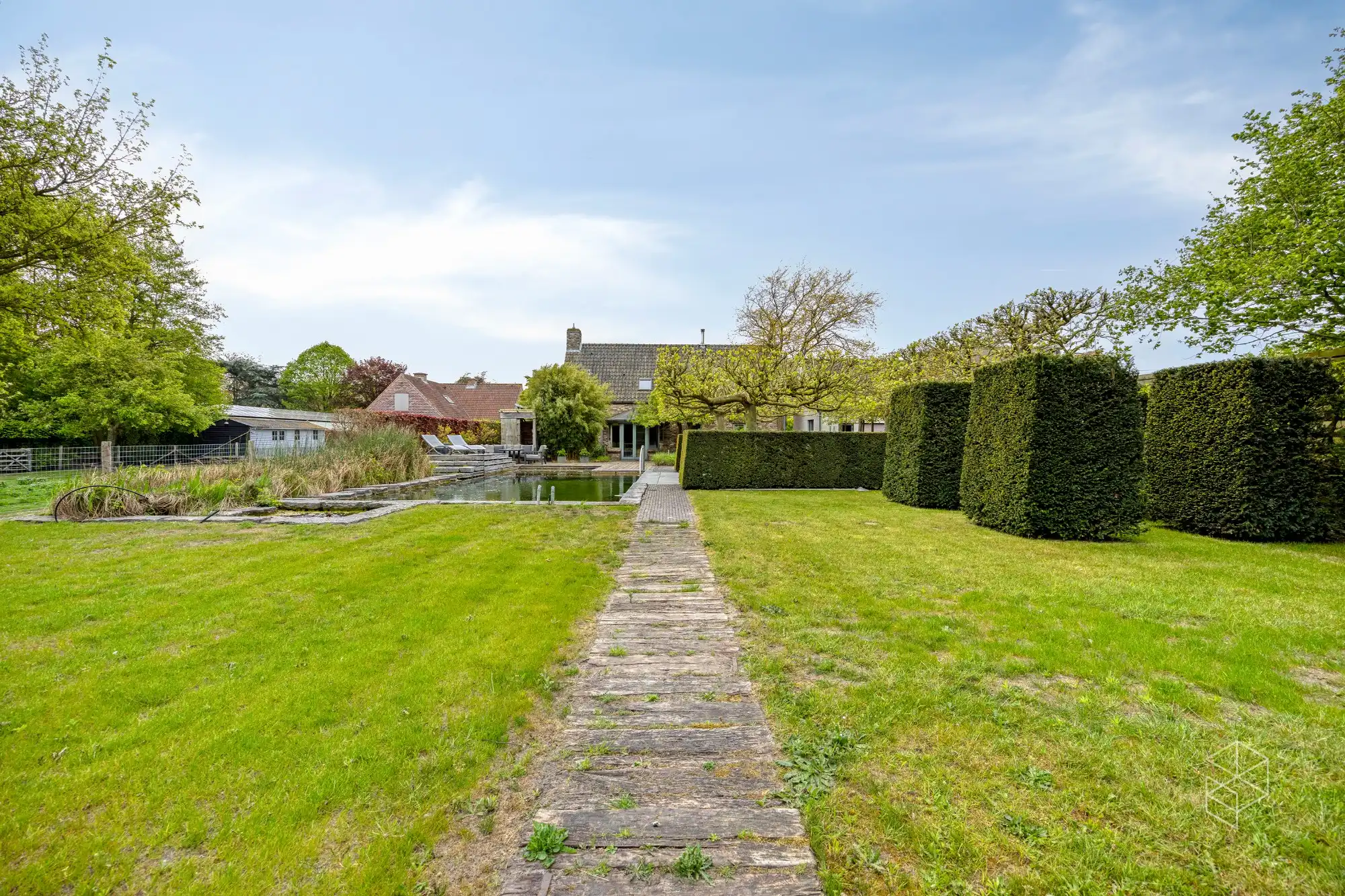 Karaktervolle villa met polyvalent bijgebouw, zwemvijver & aangelegde tuin met uitweg op 4.012m² foto 15