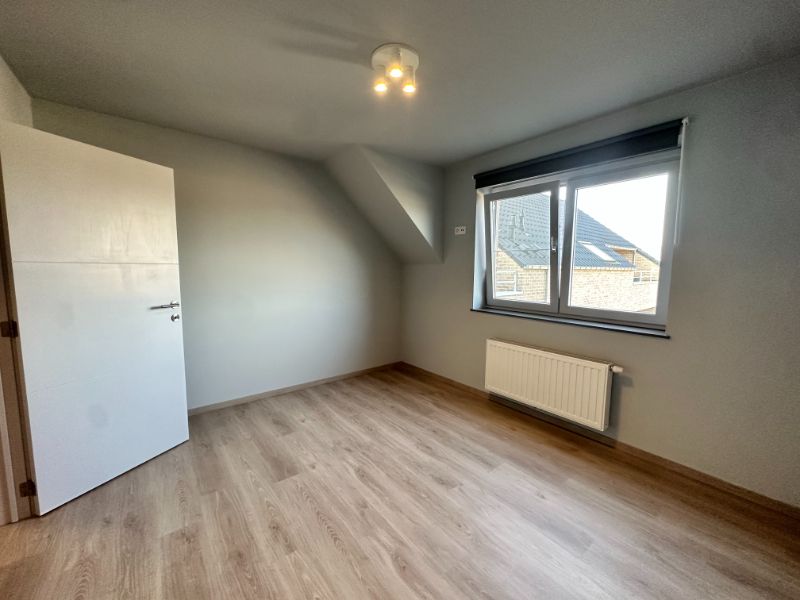 Instapklaar (volledig opgeschilderd) duplexappartement met 2 ruime slpk., terras, ondergrondse autostpl + kelderberging foto 17