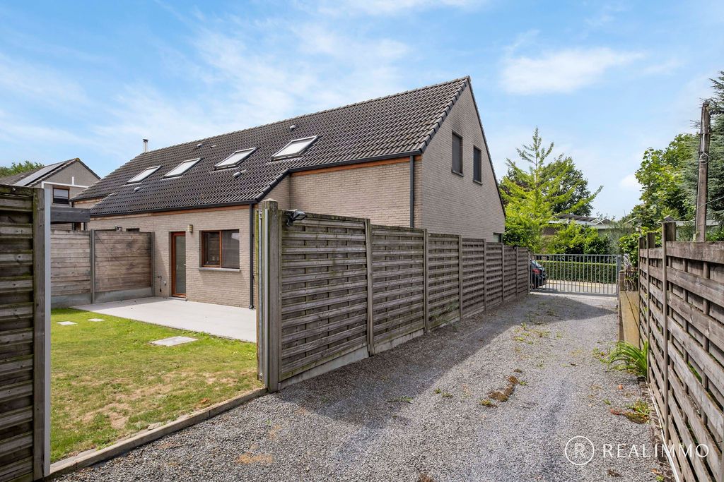 Recente halfopen woning in rustige straat! foto 18