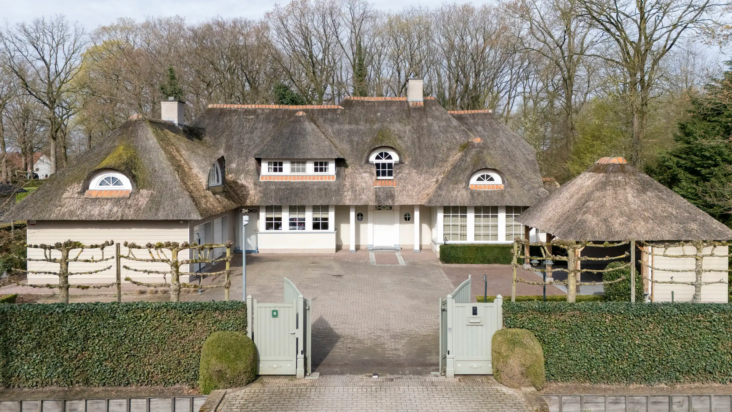 Rietgedekte villa op 2.000 m² met zwembad foto 32