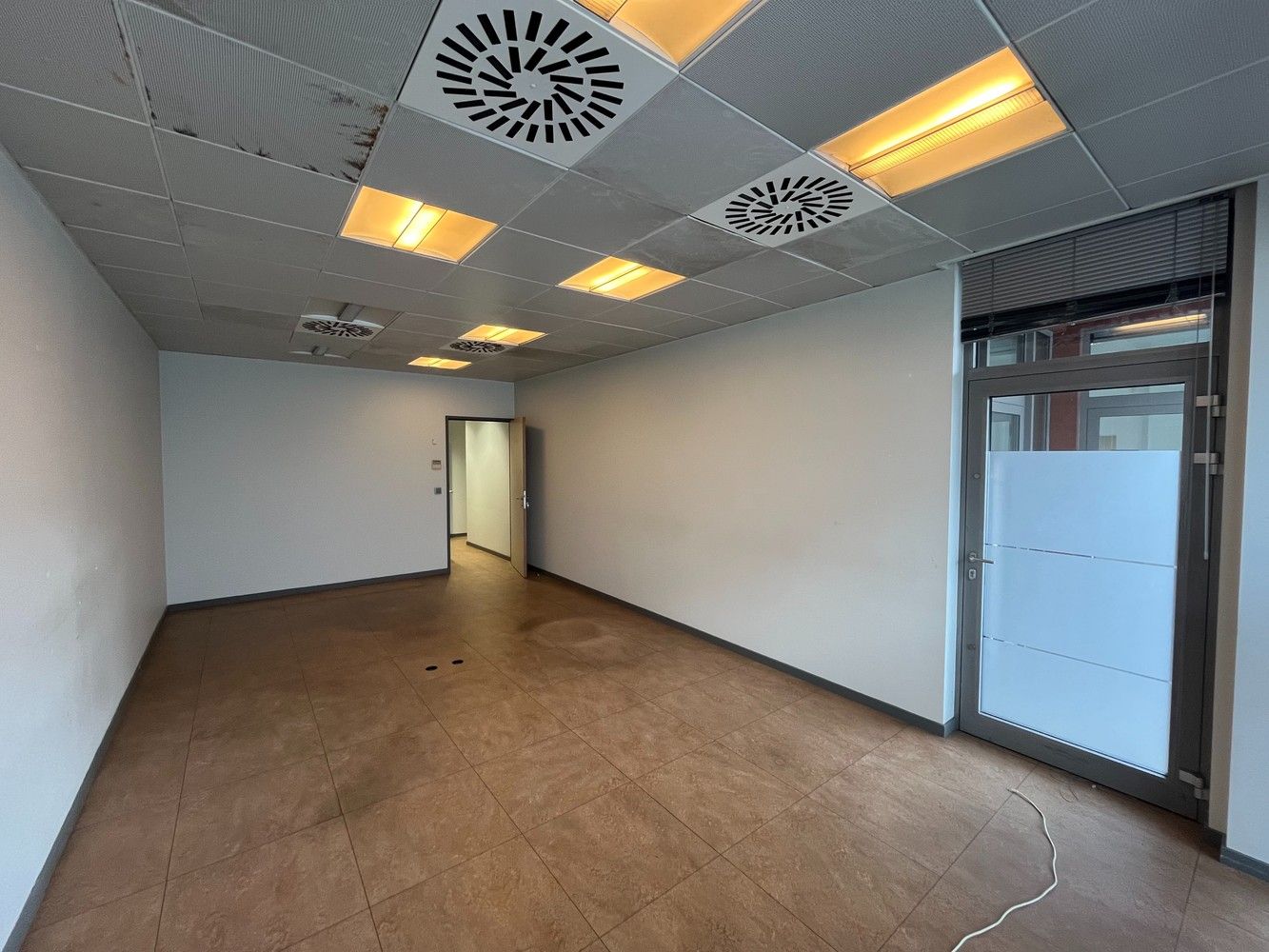 432m² kantoor met parking foto 8