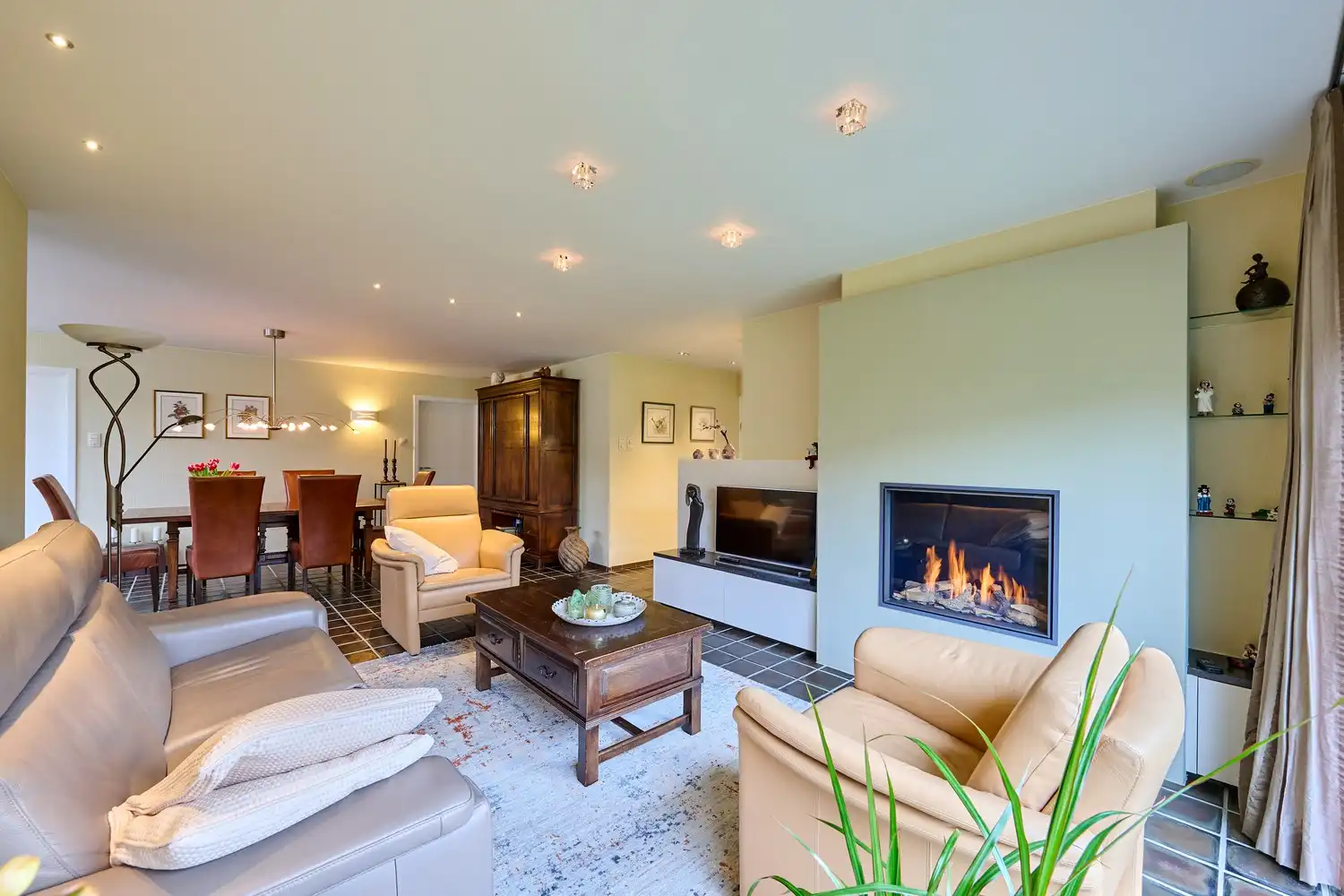 Residentieel en op een uitgestrekt perceel gelegen vernieuwde woning met 3/4 slaapkamers foto 8