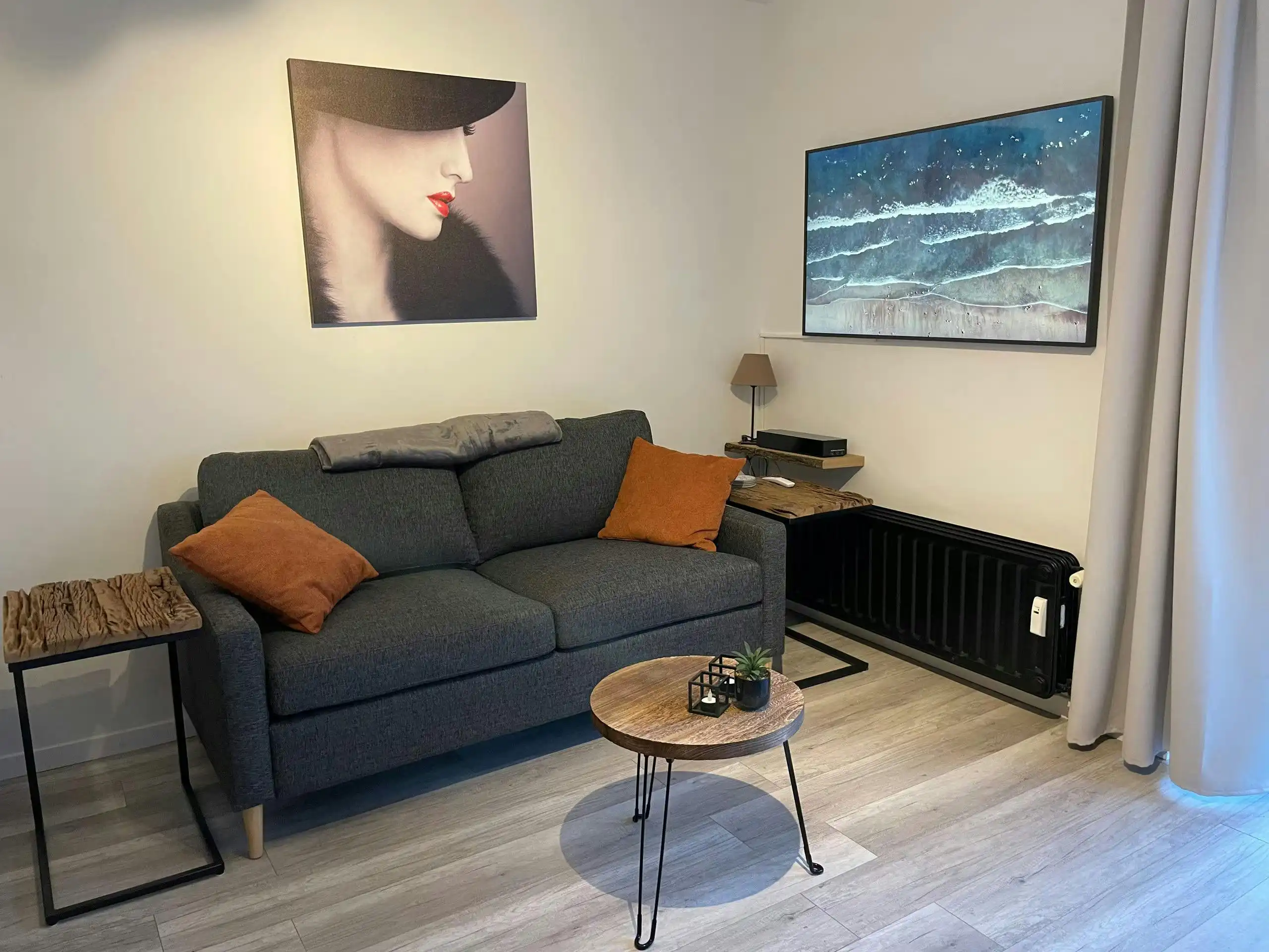 Ruime gerenoveerde studio met terras vlakbij de Zeedijk foto 9