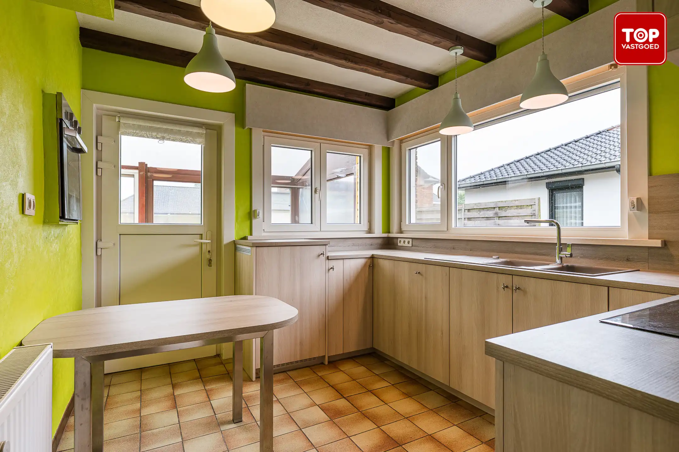 Op te frissen half open bebouwing met 3 slaapkamers, tuin en garage.  foto 8