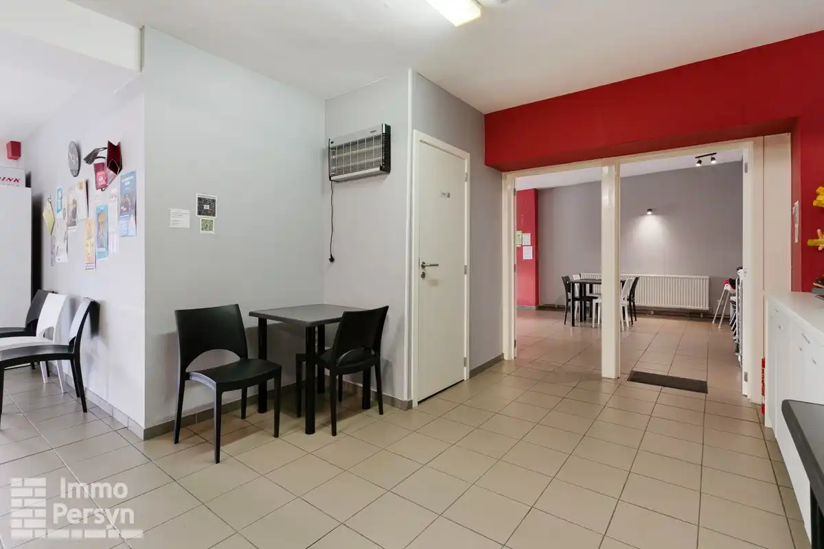 Commercieel pand (inclusief handelsfonds) met instapklaar appartement en achterliggend perceel foto 7
