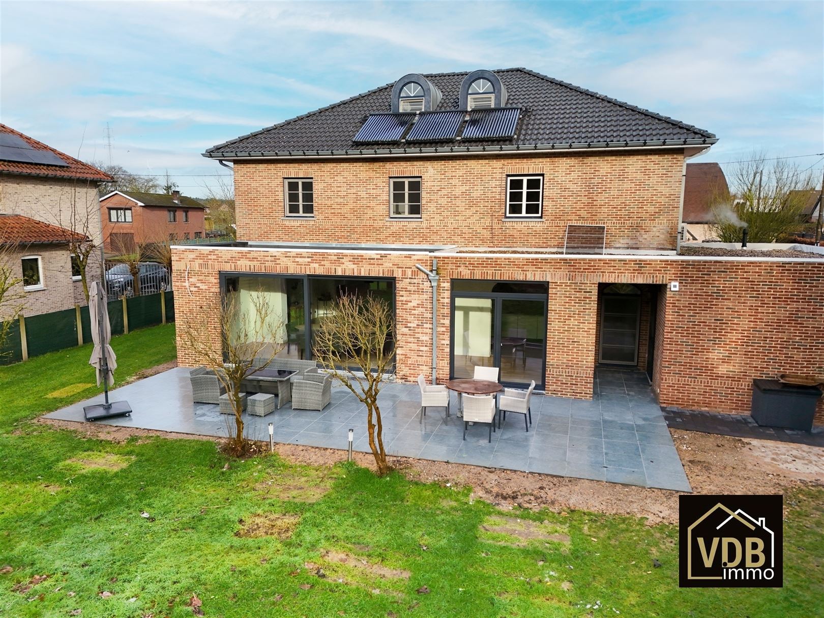 VILLA MET 4 - 5 SLAAPKAMERS - 2 BADKAMERS - 3 TOILETTEN - GARAGE - KELDER EN ZOLDER foto 49